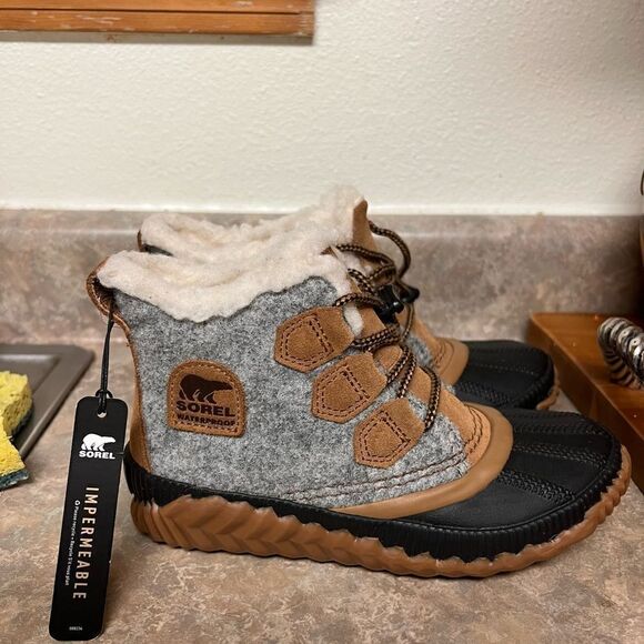 Sorel Kids' Out N About Plus Boots size 1 - Picture 1 of 7